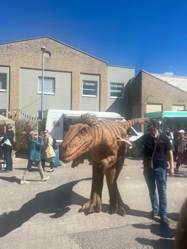 dinosaurier-walking-act-live.