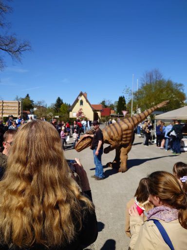 dinosaurier-walking-act-live.