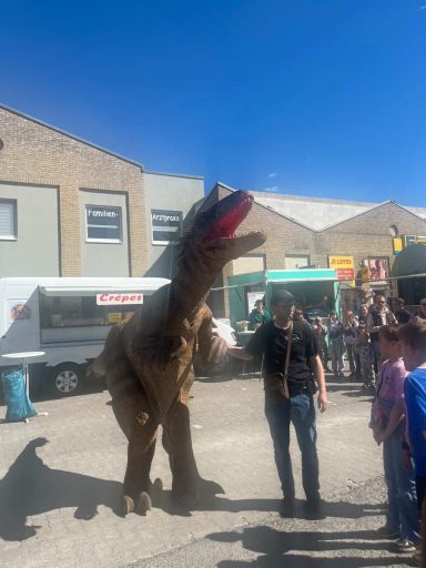 walking-act-dinosaurier-event